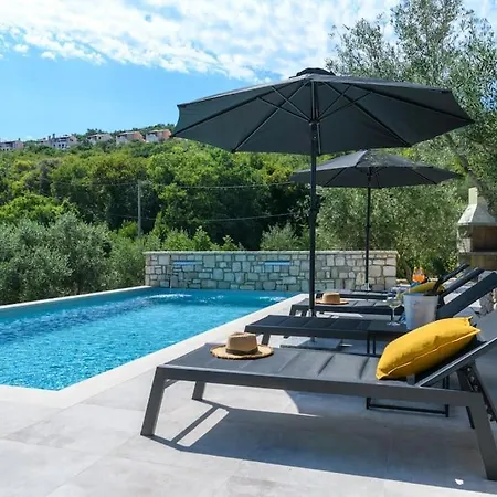 Casa Anonima By Briskva Villa