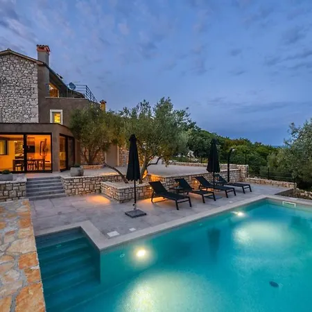 Villa Casa Anonima By Briskva